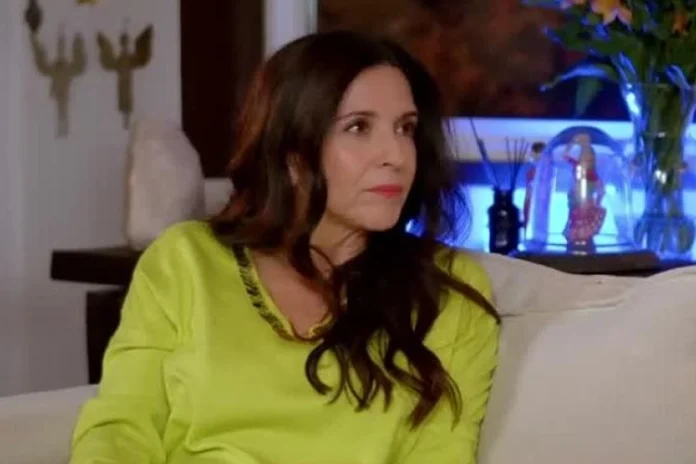Karla Constant, conductora de Vecinos al límite en Canal 13, en el set del reality