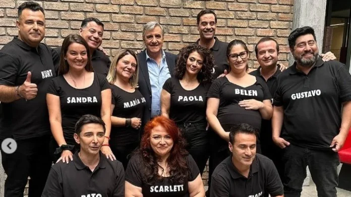 integrantes de detrás del muro junto a Kike Morandé