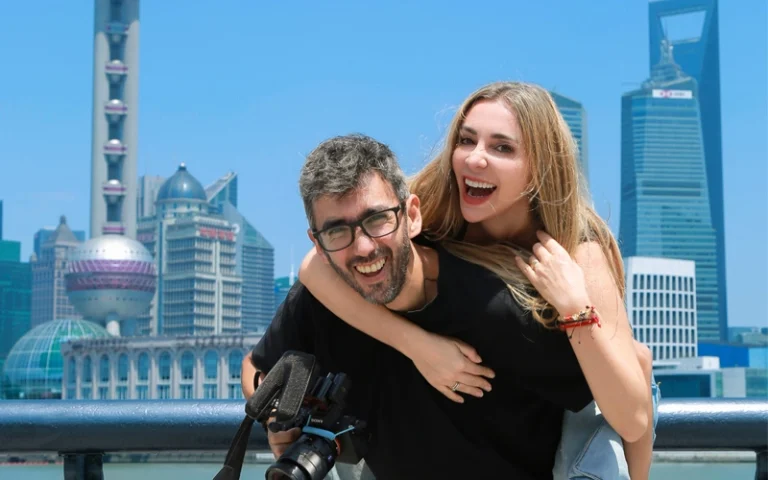 Vuelve «Viajando Ando»: La nueva temporada de Daniela Urrizola arranca en una de las ciudades más futuristas del mundo