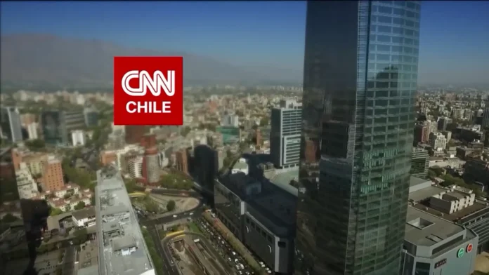 Fachada del edificio de CNN Chile en Santiago, canal que despidió a al menos 10 trabajadores