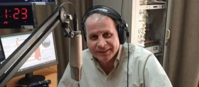 Christian Gordon, la voz histórica de Canal 13 que hoy trabaja en Radio Carabineros