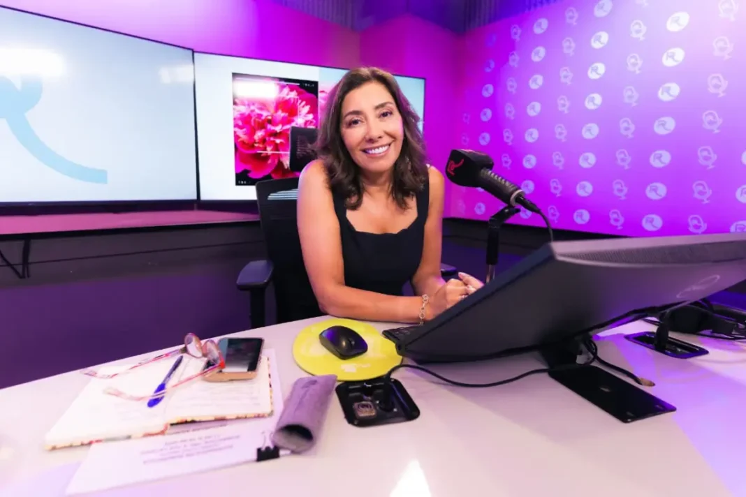 Carmen Gloria Arroyo conduce su programa en Radio Romántica