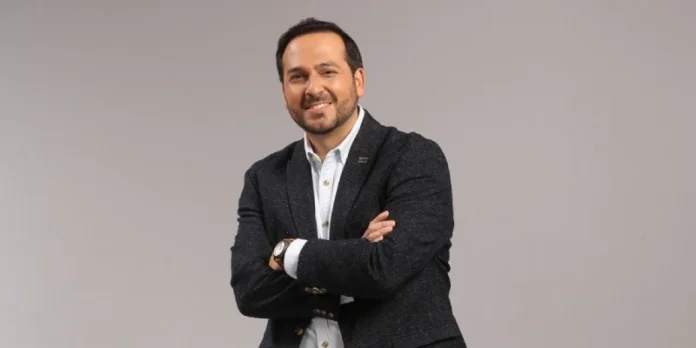 Rafa Venegas, periodista y panelista de Mega, en la conducción de Radio Biobío