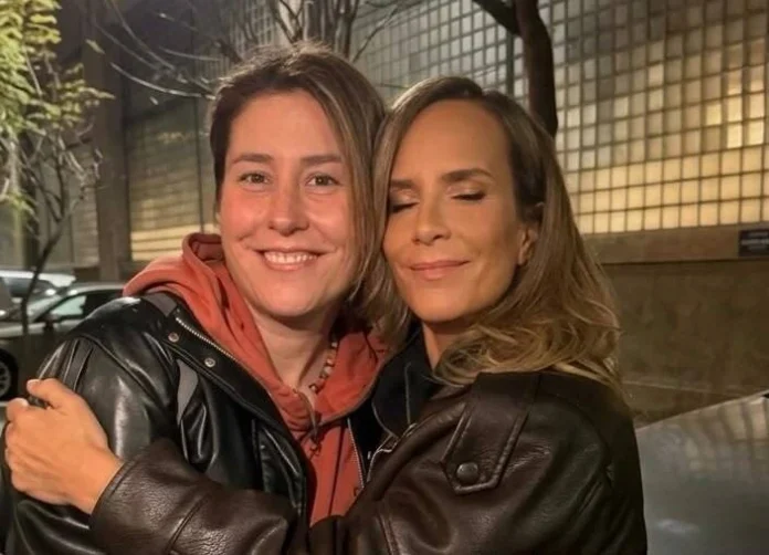 Diana Bolocco iana Bolocco abraza a Javiera Montero en la foto con que la despidió de Chilevisión