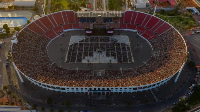 Escenario 360 de BTS en construcción en el Estadio Nacional, vista aérea de la cancha